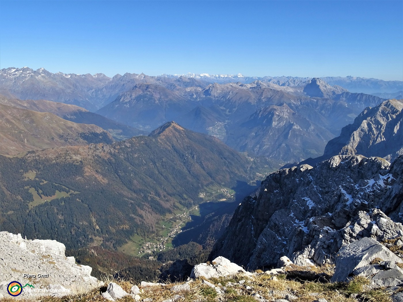 65 Un'occhiata anche sulla sottostante Val Canale.JPG -                                